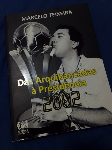 Capa do livro DAS ARQUIBANCADAS À PRESIDÊNCIA de Marcelo Teixeira
