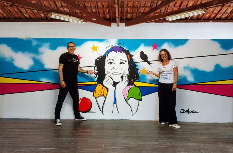 a diretora Marcia Calçada e o artista