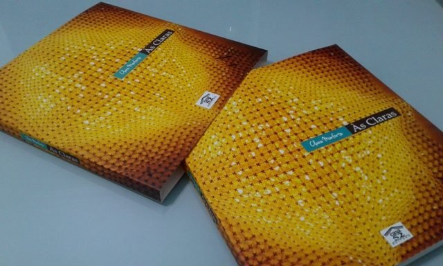 capa do livro ÀS CLARAS de Clara Monforte