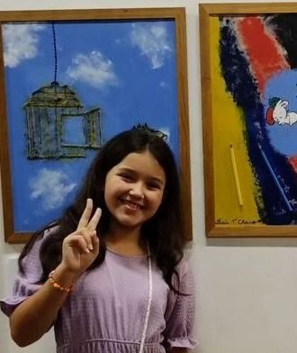 aluna Laís Cravo na exposição