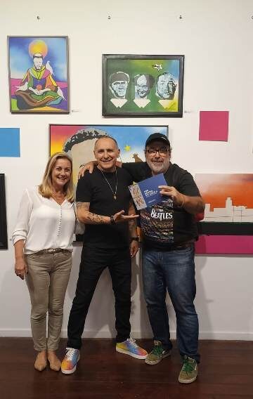 DeLone e pessoas da Secretaria de Cultura de Santos