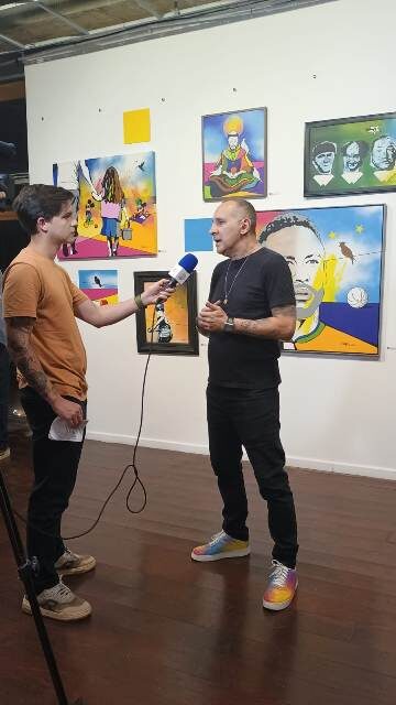 DeLone sendo entrevistado pela TV Santa Cecília