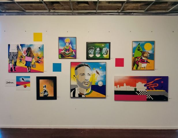 as obras do artista DeLone na Galeria do Teatro Municipal de Santos