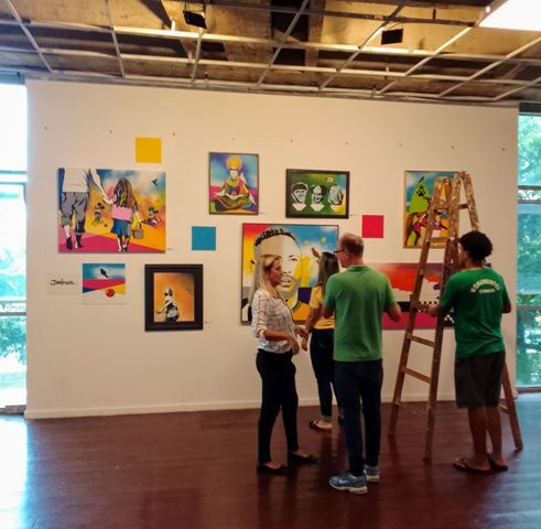 montagem da exposição com as obras DeLone