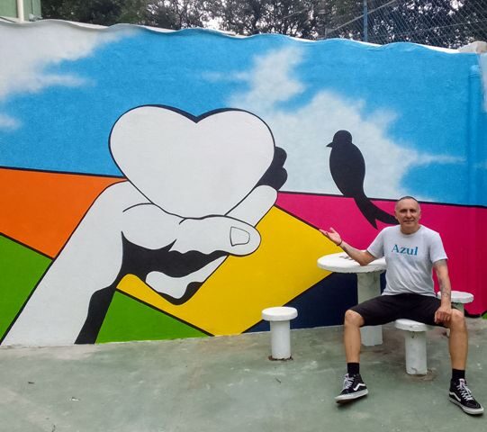 o artista DeLone no mural UME Pedro II