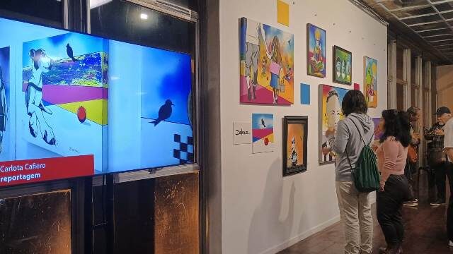 pessoas visitando a exposição